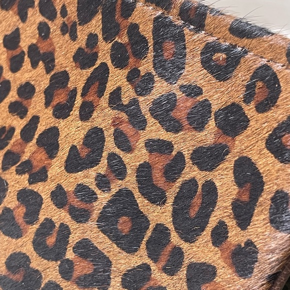 Cowhide Wristlet timeless leather print hair on hide. Zipper closure, strap - Picture 4 of 6